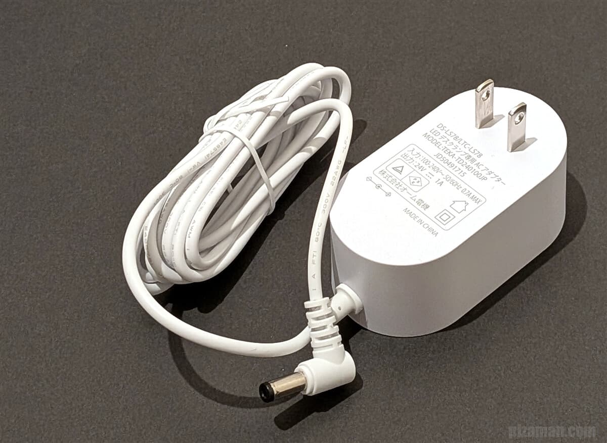 専用アダプターで給電する