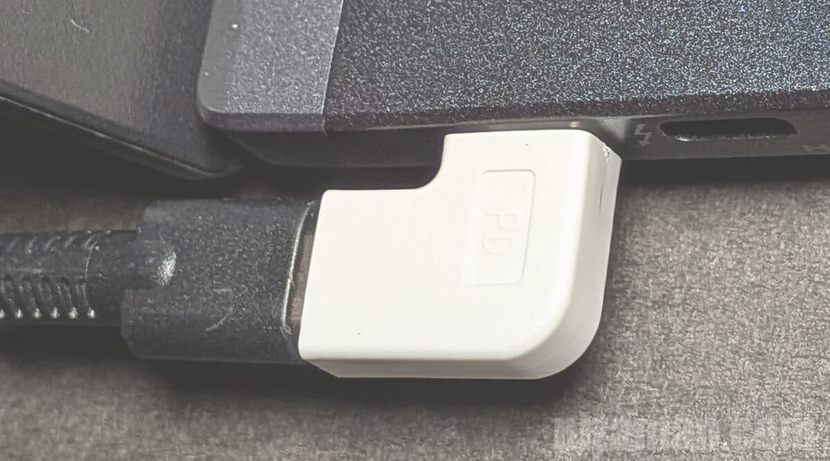 直角アダプタでケーブルの取り回しを改善している様子