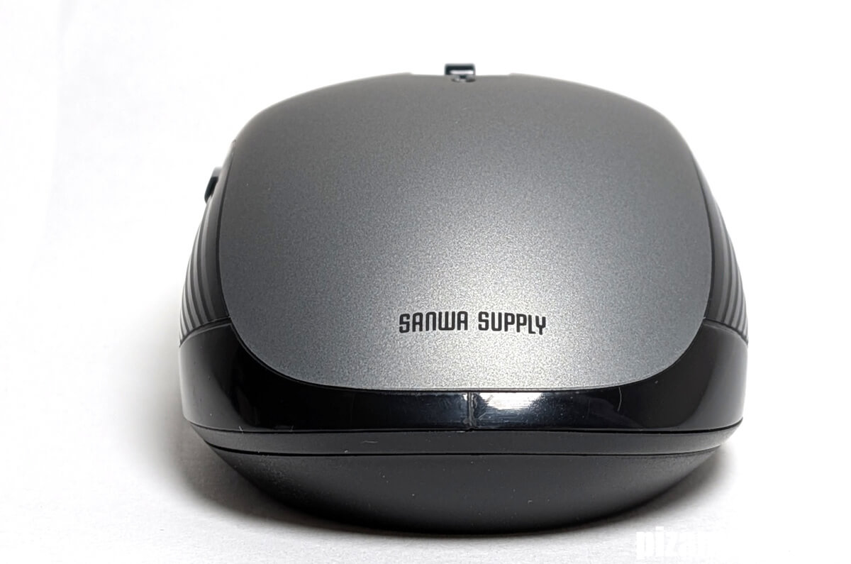 背面にメーカーロゴ