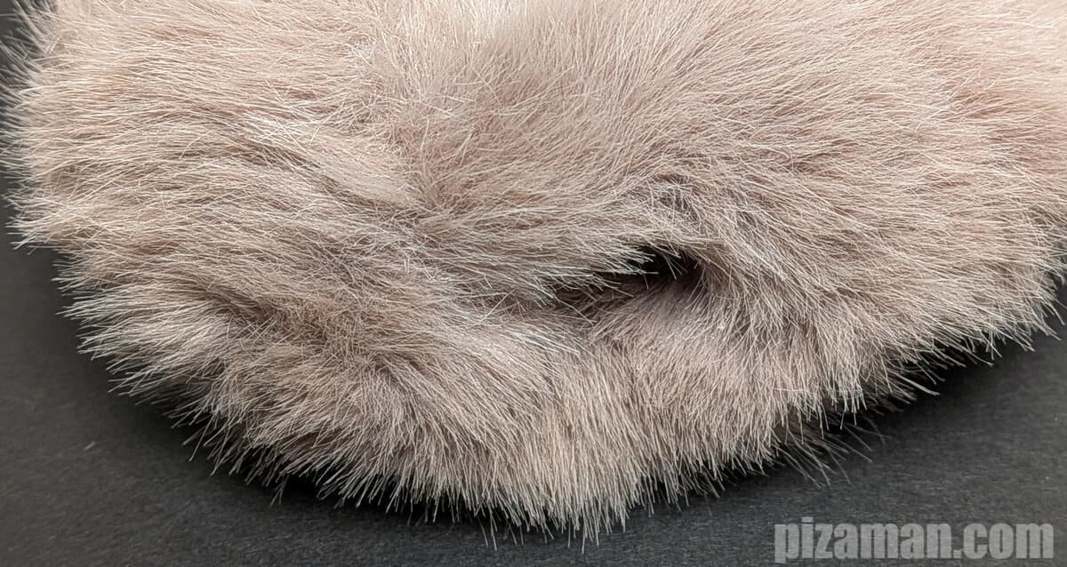 ヘッドフォン装着用の穴